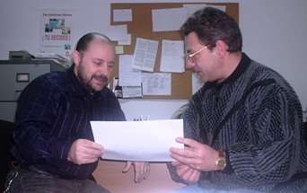 Felipe y Arturo comentando la Carta.JPG
